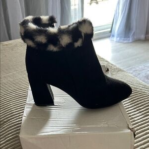 Elegant Black Ankle Boots with Faux Fur Trim
